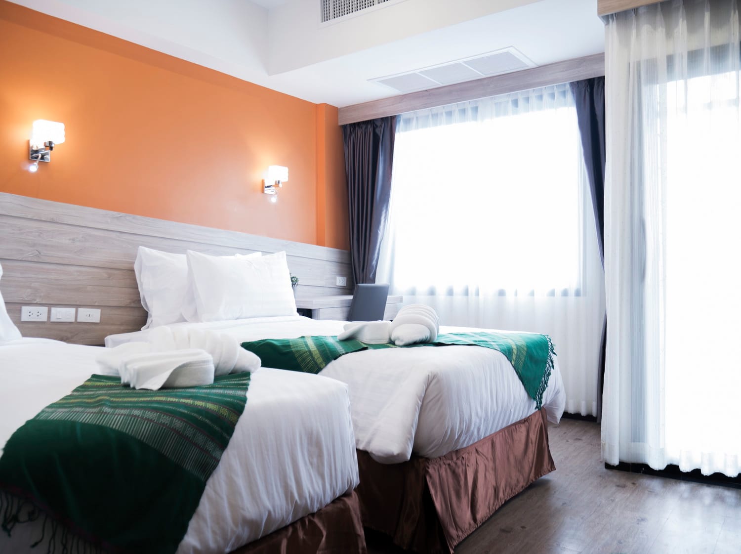 ห้องพักของ Porpiang Hotel นครพนม เตียงนุ่มพร้อมโต๊ะทำงานและสิ่งอำนวยความสะดวกครบ