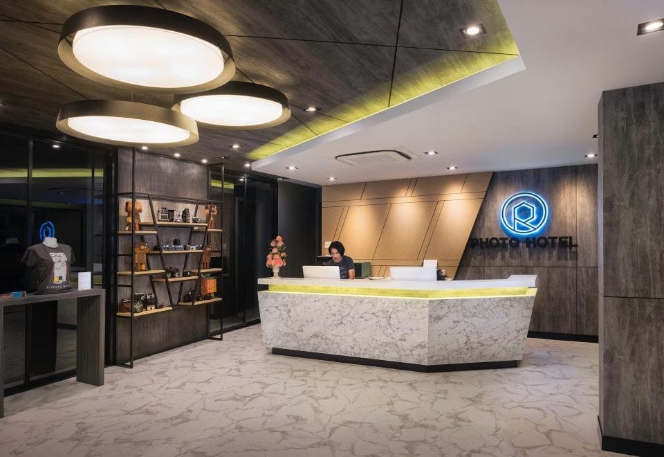 อาคาร R Photo Hotel นครพนม โทนเทาเข้มทันสมัยพร้อมป้ายโลโก้ตัว R ยามค่ำ