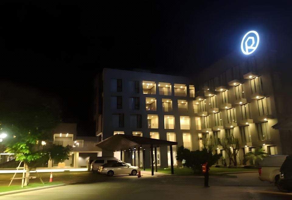 ลานหน้าโรงแรม R Photo Hotel นครพนม ที่จอดรถกว้างและส่วนร้านอาหาร/คาเฟ่