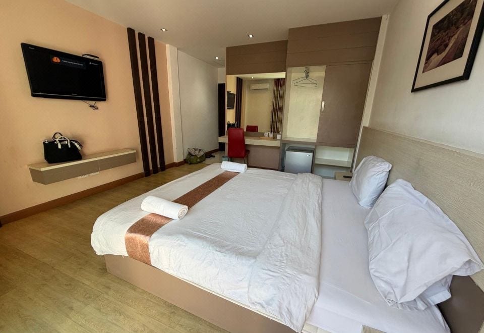 อาคารและที่จอดรถกว้างของ Siamgrand Hotel นครพนม สำหรับนักเดินทางสายขับรถ