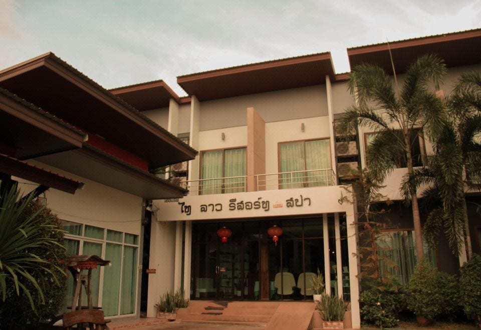 ห้องพักของ Thai Lao Resort and Spa นครพนม โทนอบอุ่นพร้อมสิ่งอำนวยความสะดวกพื้นฐาน