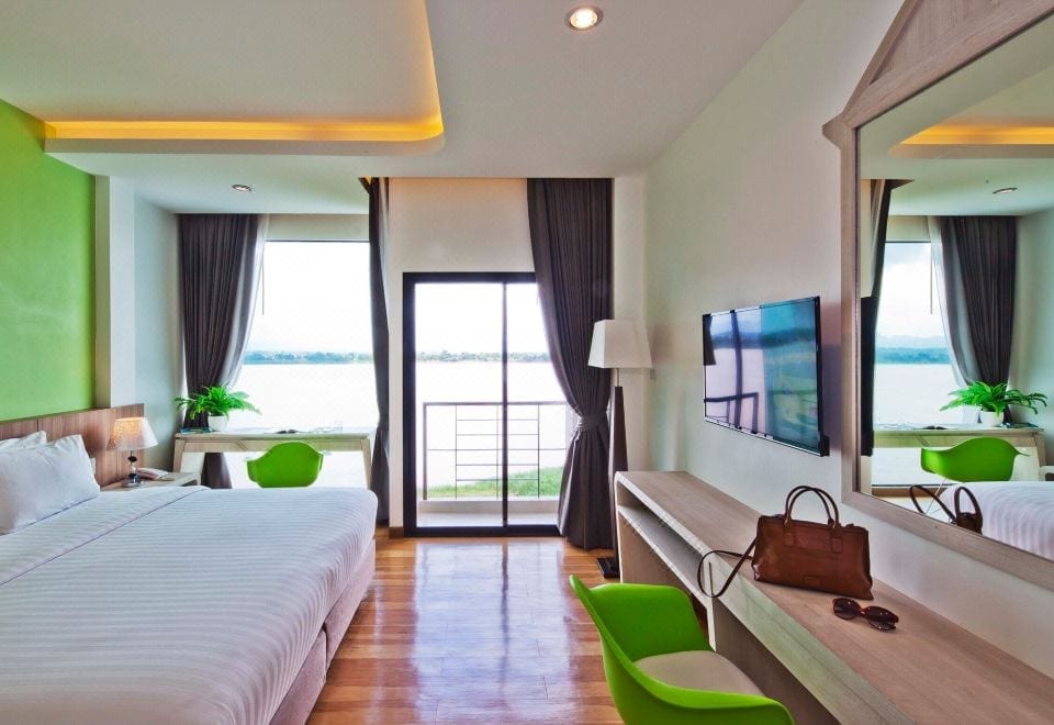 ห้องพักของ The River Hotel นครพนม ดีไซน์ร่วมสมัยพร้อมระเบียงมองวิวแม่น้ำโขง