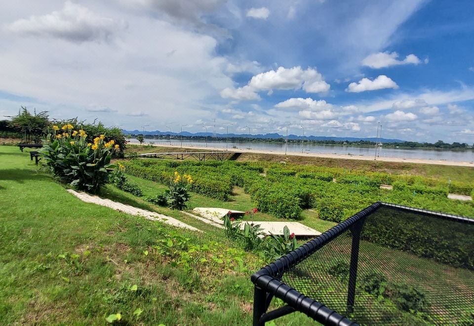 วิวแม่น้ำโขงและฝั่งลาวจากห้องพักของ The River Hotel Nakhon Phanom