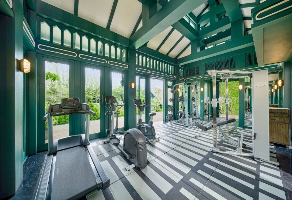 สระว่ายน้ำกลางแจ้งของ InterContinental Khao Yai ล้อมรอบด้วยสวนเขียว