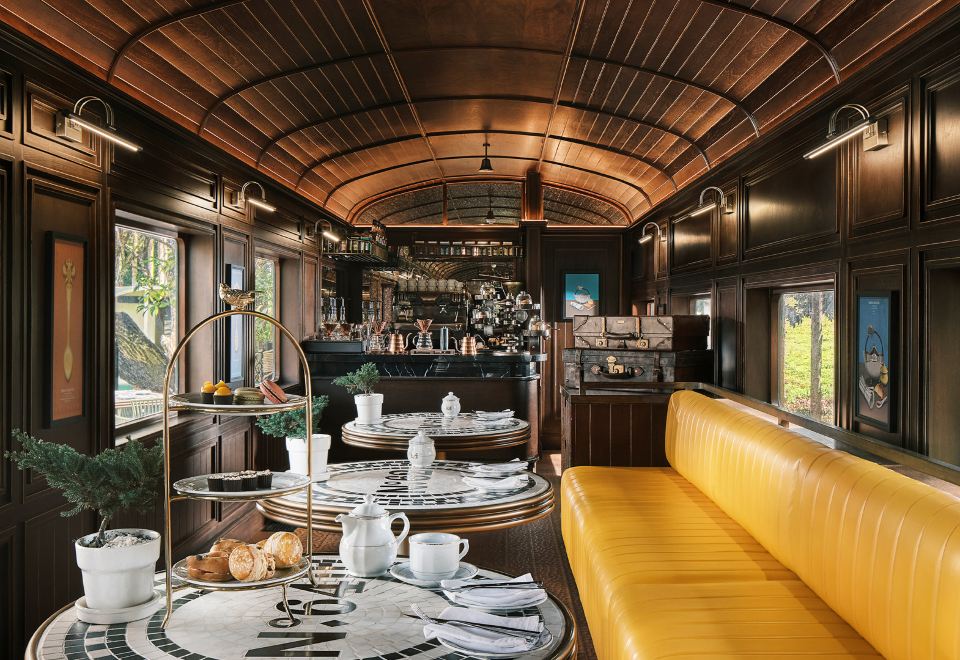 ร้านอาหาร Poirot ในตู้รถไฟที่บูรณะใหม่ของ InterContinental Khao Yai
