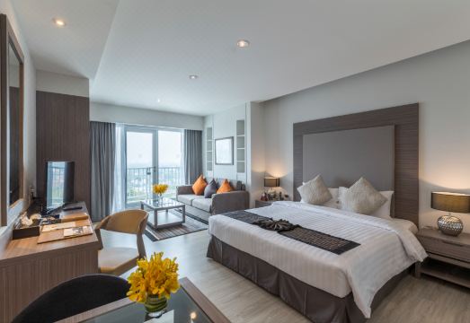 ห้องพักสไตล์อพาร์ตเมนต์ของ Kantary Hotel Korat มีมุมครัวเล็กและพื้นที่กว้าง