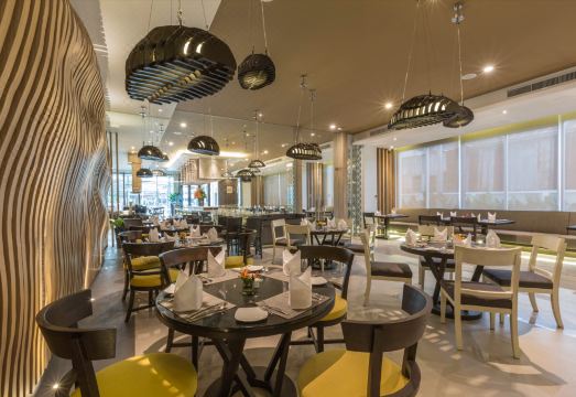 สระว่ายน้ำลอยฟ้าของ Kantary Hotel Korat มองเห็นวิวเมืองโคราช