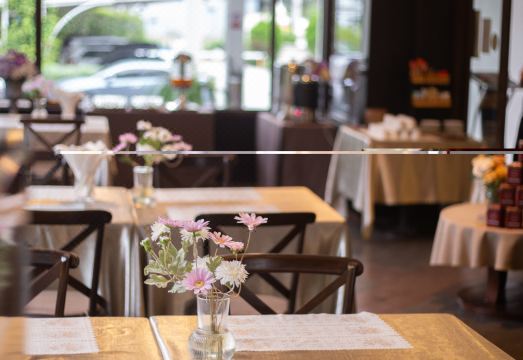 ร้านอาหาร Le Intawaa ตกแต่งด้วยดอกไม้สด โต๊ะอาหารริมหน้าต่าง