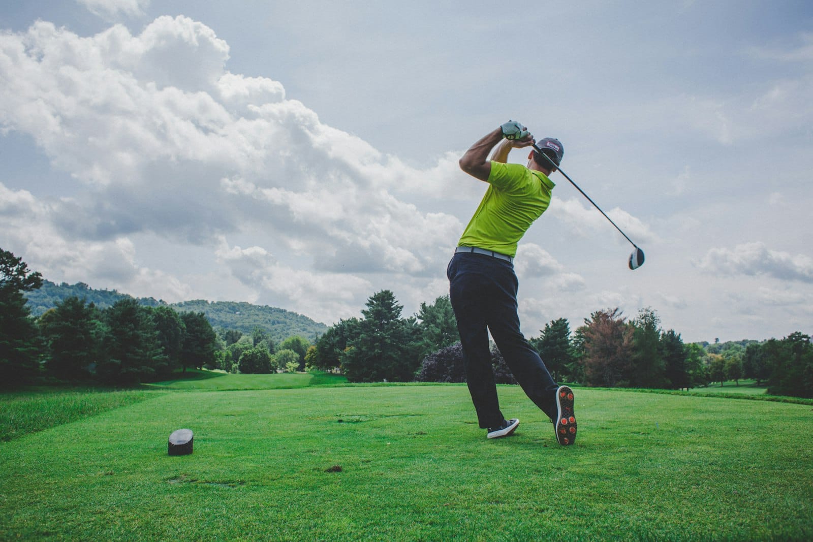 ห้องพักภายในวิลล่าตกแต่งโทนอบอุ่น กว้างขวาง ของ Mountain Creek Golf Resort สีคิ้ว