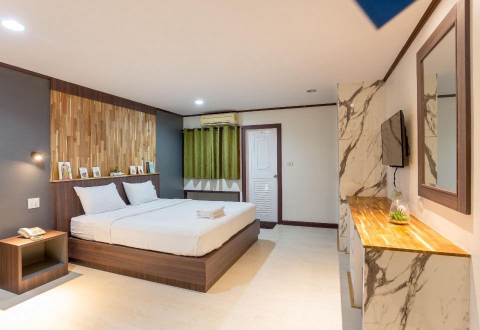 ห้องพักปรับอากาศของ Phimai Paradise Boutique Hotel เตียงใหญ่ สะอาดเรียบร้อย