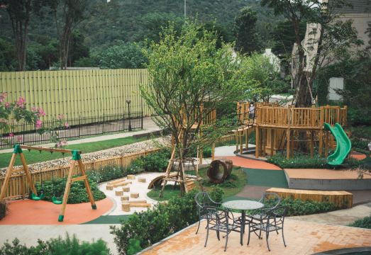 ห้องพักตกแต่งโทนอุ่นสไตล์ English Countryside เตียงนุ่มและระเบียงมองสวน