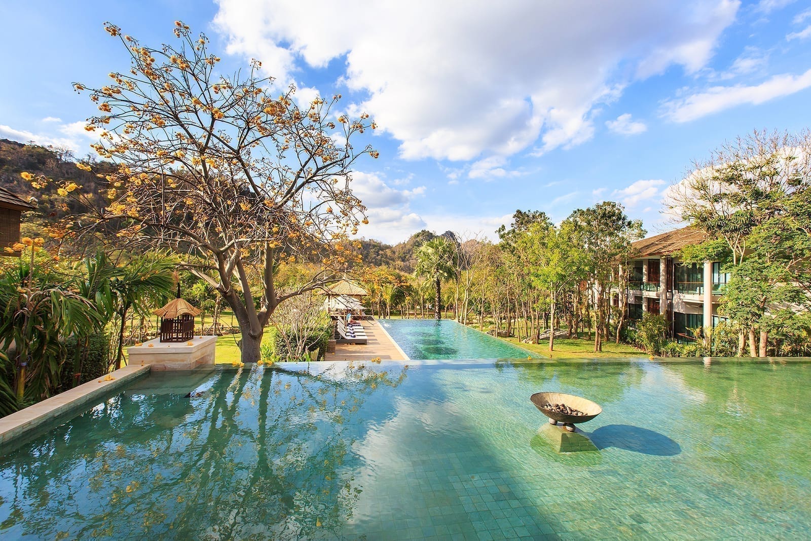 สระว่ายน้ำเกลือกลางแจ้งพร้อม lazy river ของ The Series Resort Khaoyai ท่ามกลางธรรมชาติ