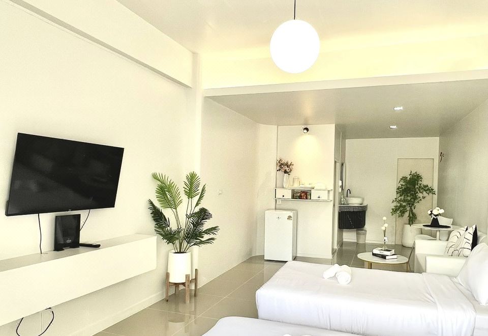 มุมห้องพักของ 24rooms Nakhon Sawan พร้อมโต๊ะทำงานและทีวี