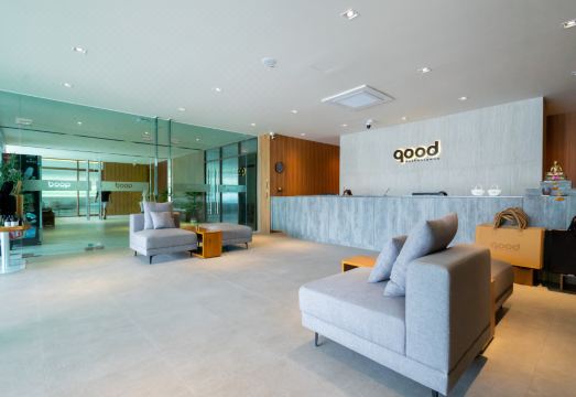 อาคารและสระว่ายน้ำกลางแจ้งของ Good Nakhonsawan Hotel นครสวรรค์