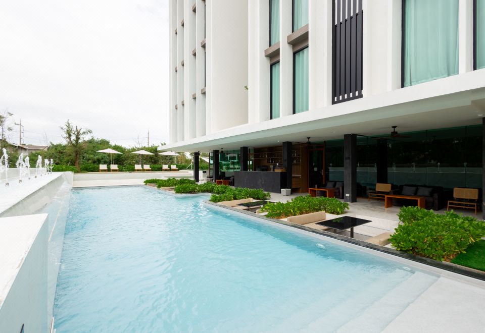 พื้นที่ส่วนกลางและสระดาดฟ้าของ Good Nakhonsawan Hotel นครสวรรค์