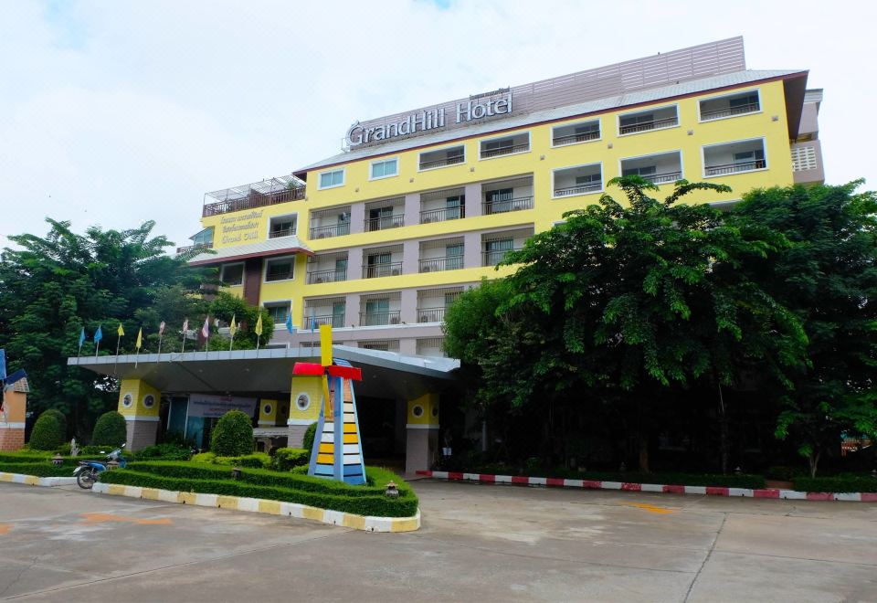 สระว่ายน้ำกลางแจ้งและพื้นที่ส่วนกลางของ Grand Hill Resort and Spa นครสวรรค์