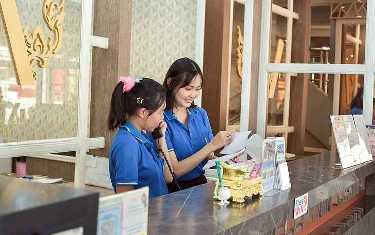 ห้องพักของ Grand Visanu Hotel นครสวรรค์ เตียงใหญ่ โทนอบอุ่น