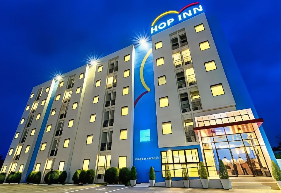 ห้องมาตรฐานของ Hop Inn Nakhon Sawan ตกแต่งเรียบ สะอาด เตียงนุ่ม