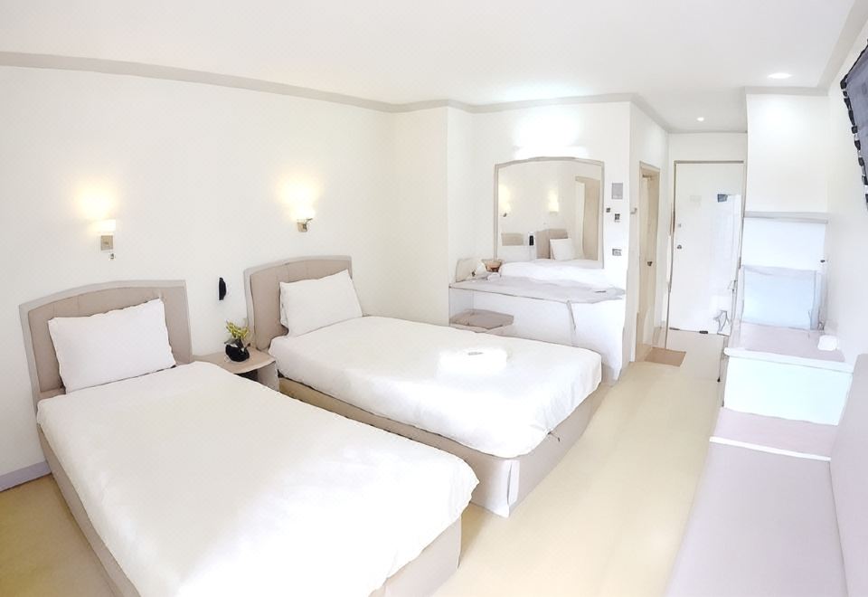 ห้องพักของ P.A. Place Hotel เตียงใหญ่ สะอาด โทนอบอุ่น