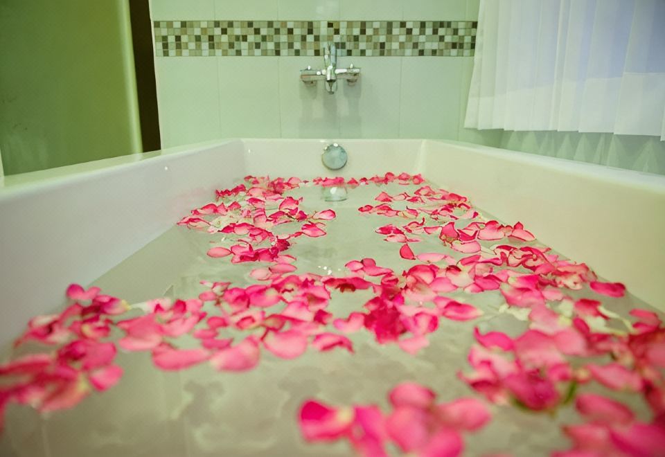 ห้องพักสไตล์โมเดิร์นของ The Paradiso JK Design Hotel นครสวรรค์ เตียงนุ่ม ผ้าปูสะอาด