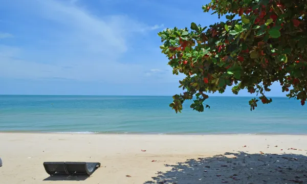 หาดทรายทองหน้า Aava Resort & Spa ขนอม น้ำทะเลใสตื้นทอดยาว