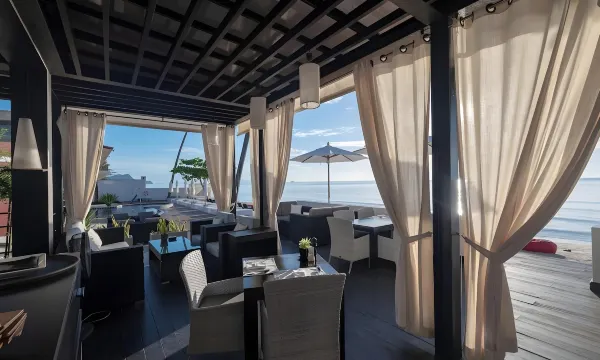 ร้านอาหาร Aalto ริมทะเลของ Aava Resort เปิดโล่งรับลม