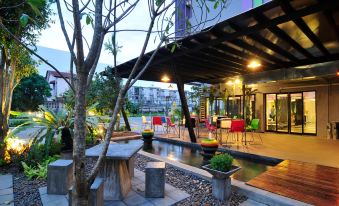 ห้องพักของ @24 Boutique Hotel นครศรีธรรมราช เตียงใหญ่ ผ้าปูสะอาด ตกแต่งโทนสีสดใส