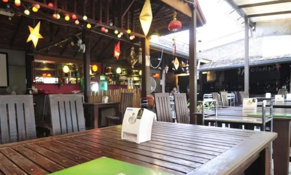 ร้านอาหาร Morgan's ในตัวโรงแรม @24 Boutique Hotel โต๊ะไม้และบรรยากาศอบอุ่น