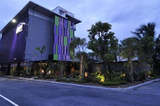 ด้านหน้าอาคาร @24 Boutique Hotel นครศรีธรรมราช พร้อมที่จอดรถส่วนตัว