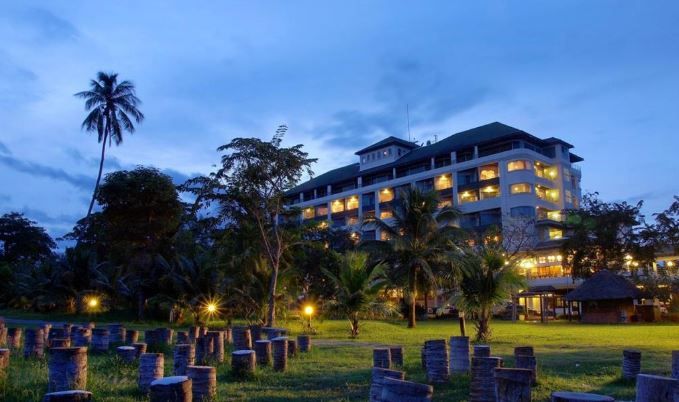 สระว่ายน้ำริมหาดของ Khanom Golden Beach Hotel มองออกไปเห็นทะเลหาดในเพลา
