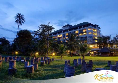 ห้องพักพร้อมระเบียงวิวทะเลที่ Khanom Golden Beach Hotel ขนอม