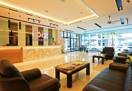 ล็อบบี้และพื้นที่ต้อนรับของ iBiz Boutique Hotel ตกแต่งสไตล์โมเดิร์น