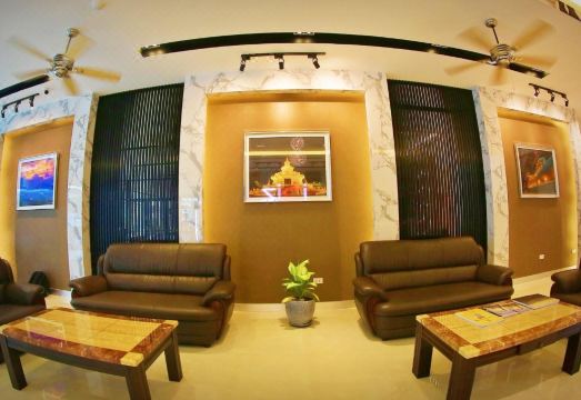 ห้องน้ำในห้องพักของ iBiz Boutique Hotel สะอาด มีฝักบัวและของใช้ครบ