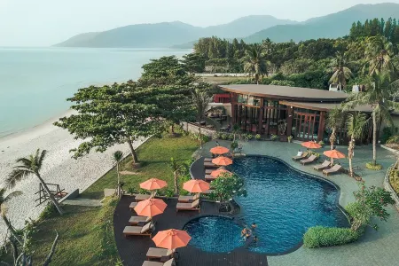 สระว่ายน้ำ infinity ของ Khanom Beach Resort & Spa มองออกไปเห็นหาดนาดาน