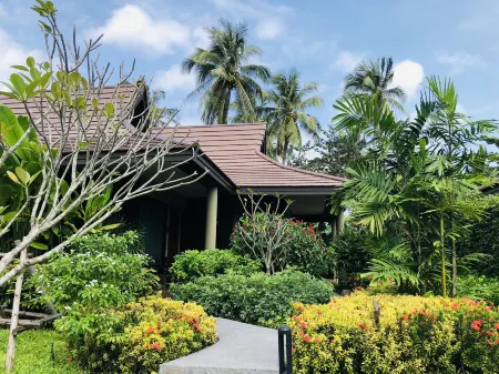 ห้องพัก Deluxe ของ Khanom Beach Resort ตกแต่งเรียบหรู มีระเบียง