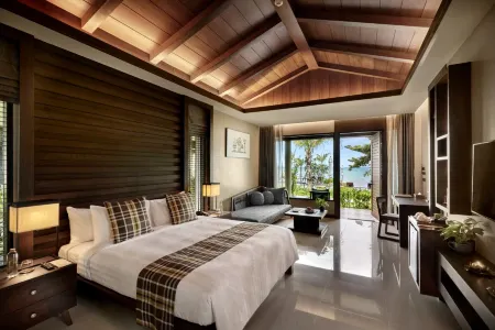 พื้นที่หาดส่วนตัวและสวนเขียวของ Khanom Beach Resort & Spa ขนอม