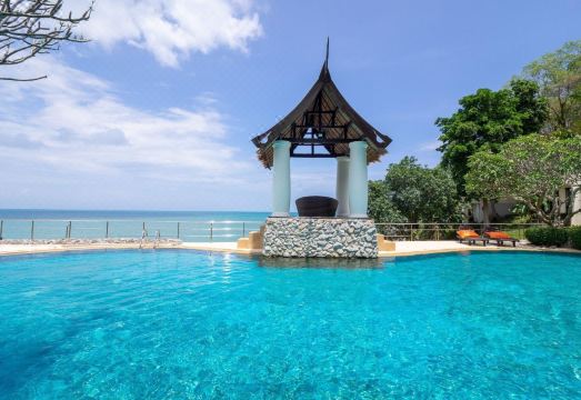 สระว่ายน้ำกลางแจ้งของ Racha Kiri Resort มองออกไปเห็นอ่าวไทย