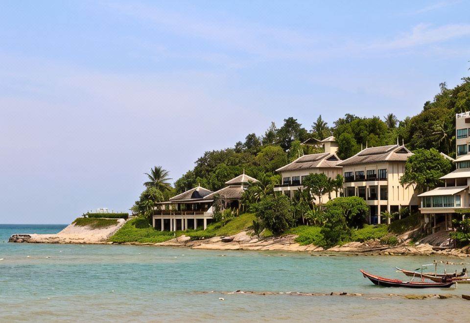 บรรยากาศรีสอร์ทบนเนินริมหาดในเพลา ขนอม ยามเย็น