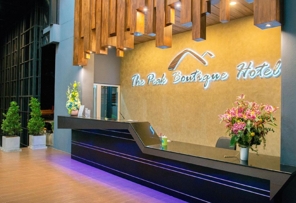สระว่ายน้ำกลางแจ้งของ The Peak Boutique Hotel นครศรีธรรมราช ในสวนเขียว