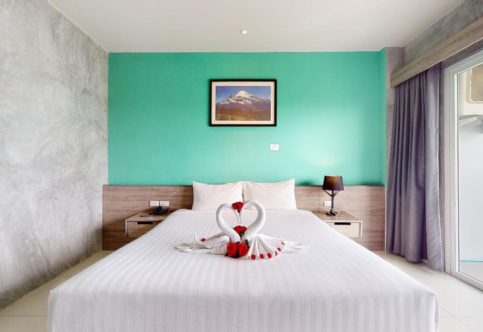 บริเวณอาคารและที่จอดรถของ The Peak Boutique Hotel นครศรีธรรมราช
