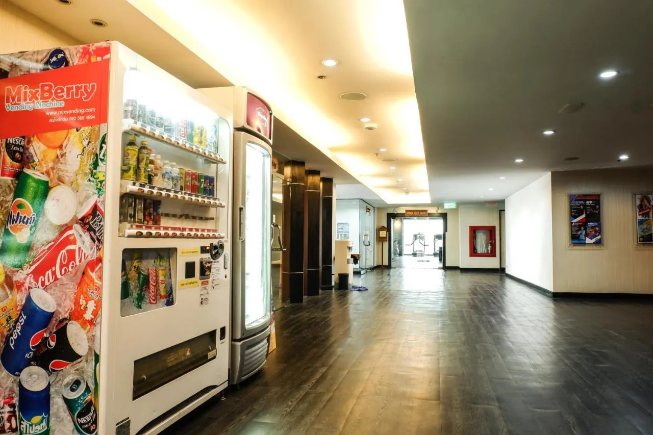 ล็อบบี้และพื้นที่ส่วนกลางของ The Twin Lotus Hotel โถงกว้าง เสาสูง ตกแต่งโทนอบอุ่น