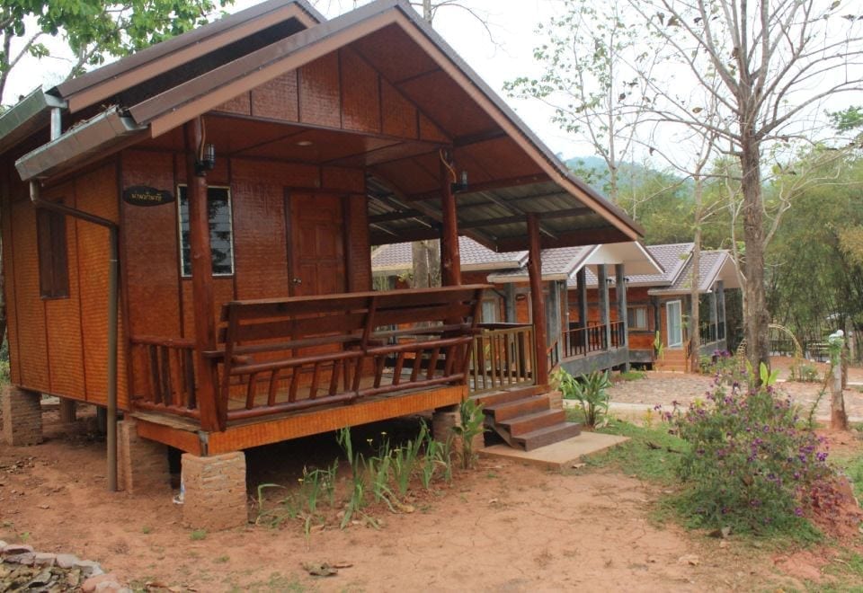บรรยากาศริมลำธารที่ไหลผ่านด้านหลังที่พัก Boklua River Villa บ่อเกลือ น่าน