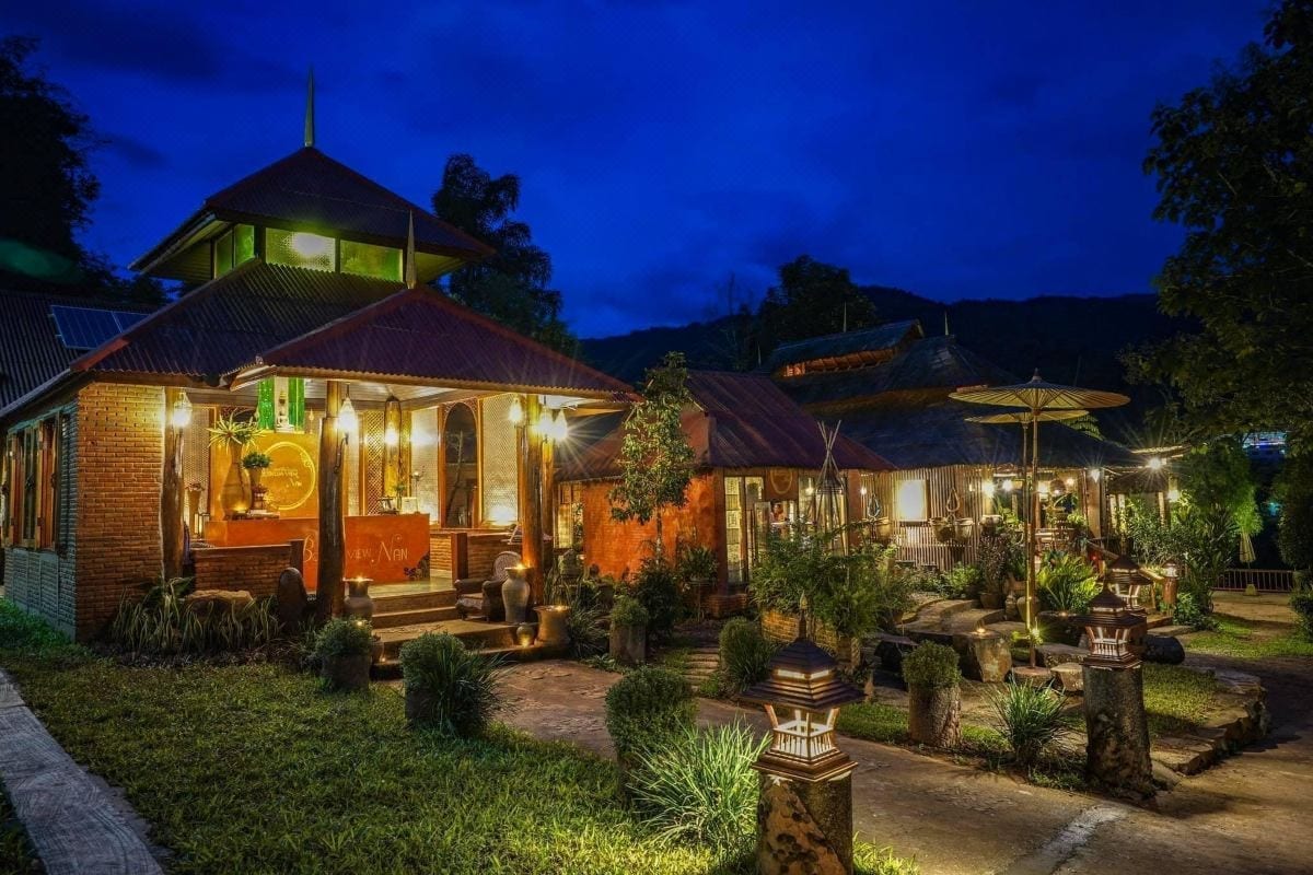 บังกะโลไม้ของ Boklua View Resort ตั้งบนเนินเขามองเห็นวิวทุ่งนาขั้นบันไดและภูเขาในอำเภอบ่อเกลือ น่าน