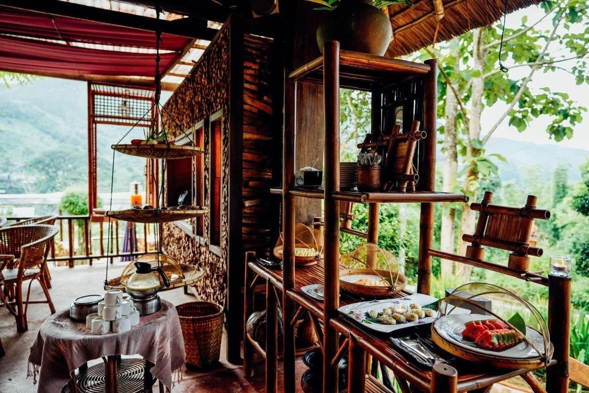 ระเบียงห้องพักของ Boklua View Resort หันออกวิวแม่น้ำมางและหุบเขาบ่อเกลือ