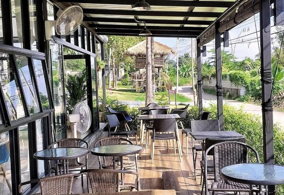 อาคารที่พัก Casa Foresta Nan โทนอบอุ่นล้อมรอบด้วยต้นไม้ใหญ่และสวนเขียว