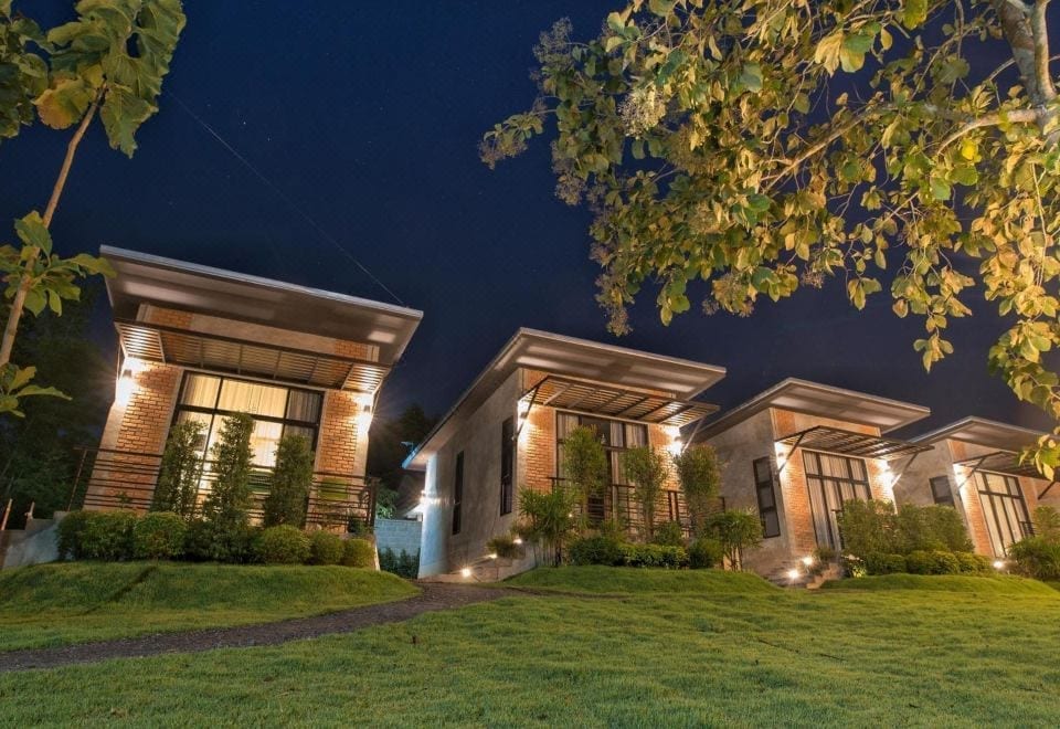 ห้องพักของ Casa Foresta Nan ตกแต่งเรียบสะอาดสไตล์โมเดิร์นพร้อมโซฟาและทีวีจอแบน