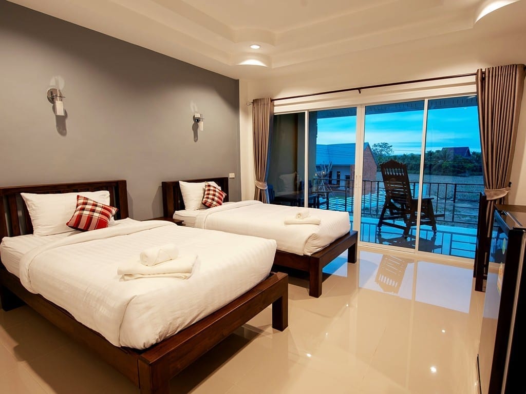 มุมพักผ่อนและทางเดินภายใน Chomna Resort น่าน ท่ามกลางบรรยากาศทุ่งนาเงียบสงบ