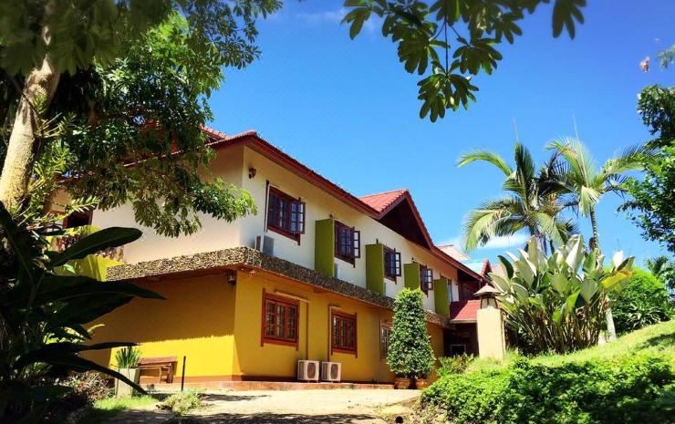อาคารห้องพักโทนอบอุ่นของ Chomphu Phukha Resort ในตัวอำเภอปัว
