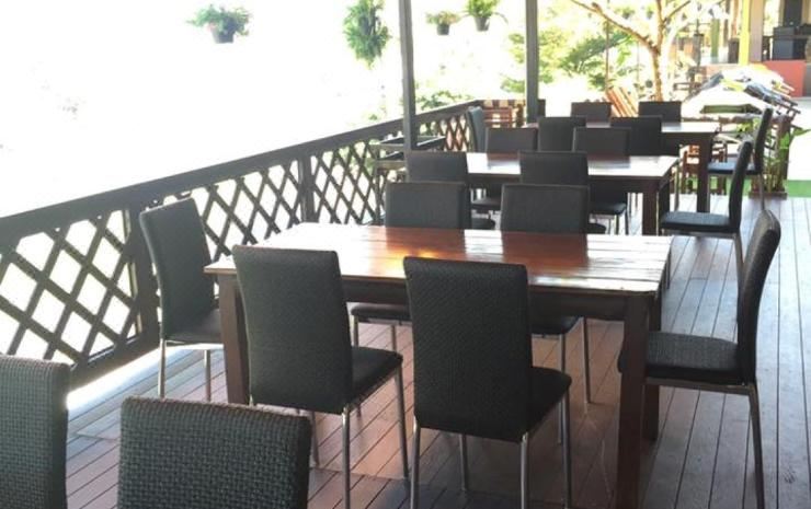 ห้องพักภายในของ Chomphu Phukha Resort มีเตียง ทีวี และเครื่องปรับอากาศ