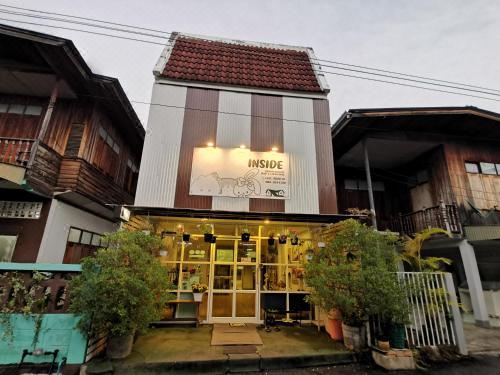 พื้นที่ส่วนกลางตกแต่งน่ารักโทนสว่างของ CuteinNan Hostel น่าน